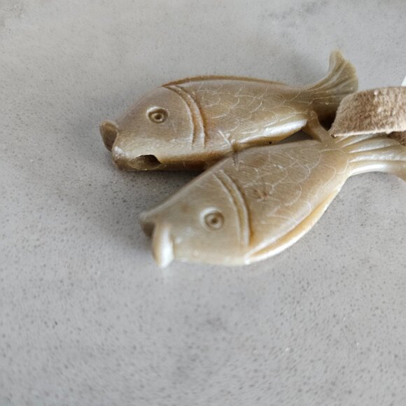 ASIAN NATURAL GREEN & BROWN JADEITE TWO-SIDED FISH PENDANT WITH CHAMOIS NECKLACE - Picture 11 of 16